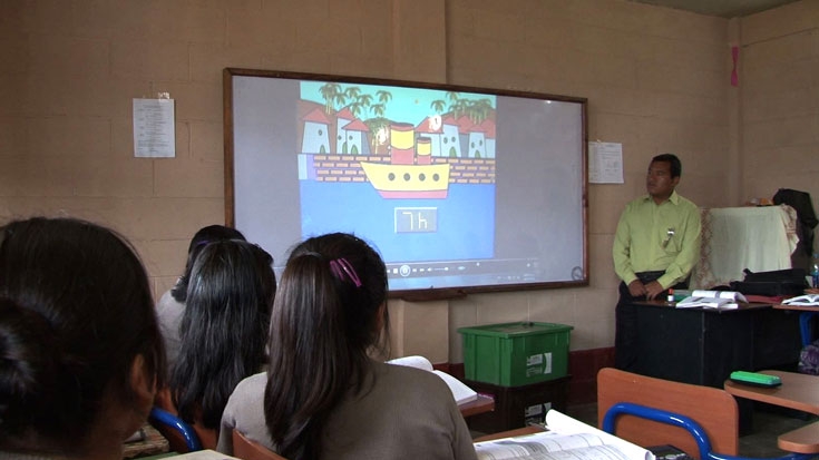 En aulas de Latinoamérica, un televisor logra triplicar la matrícula