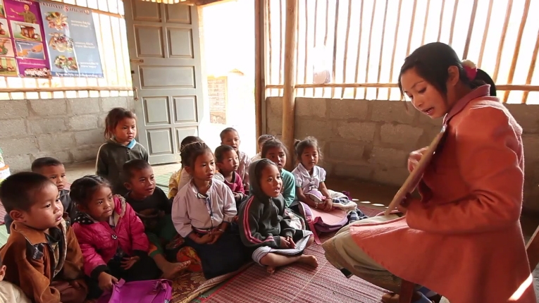 Almuerzo en la escuela: Niños aprenden bien alimentados en Lao