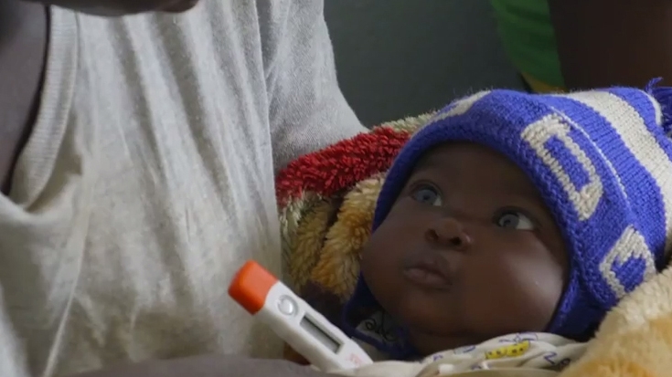 Pañales gratuitos y motocicletas ayudan a tener bebés sanos en Zambia