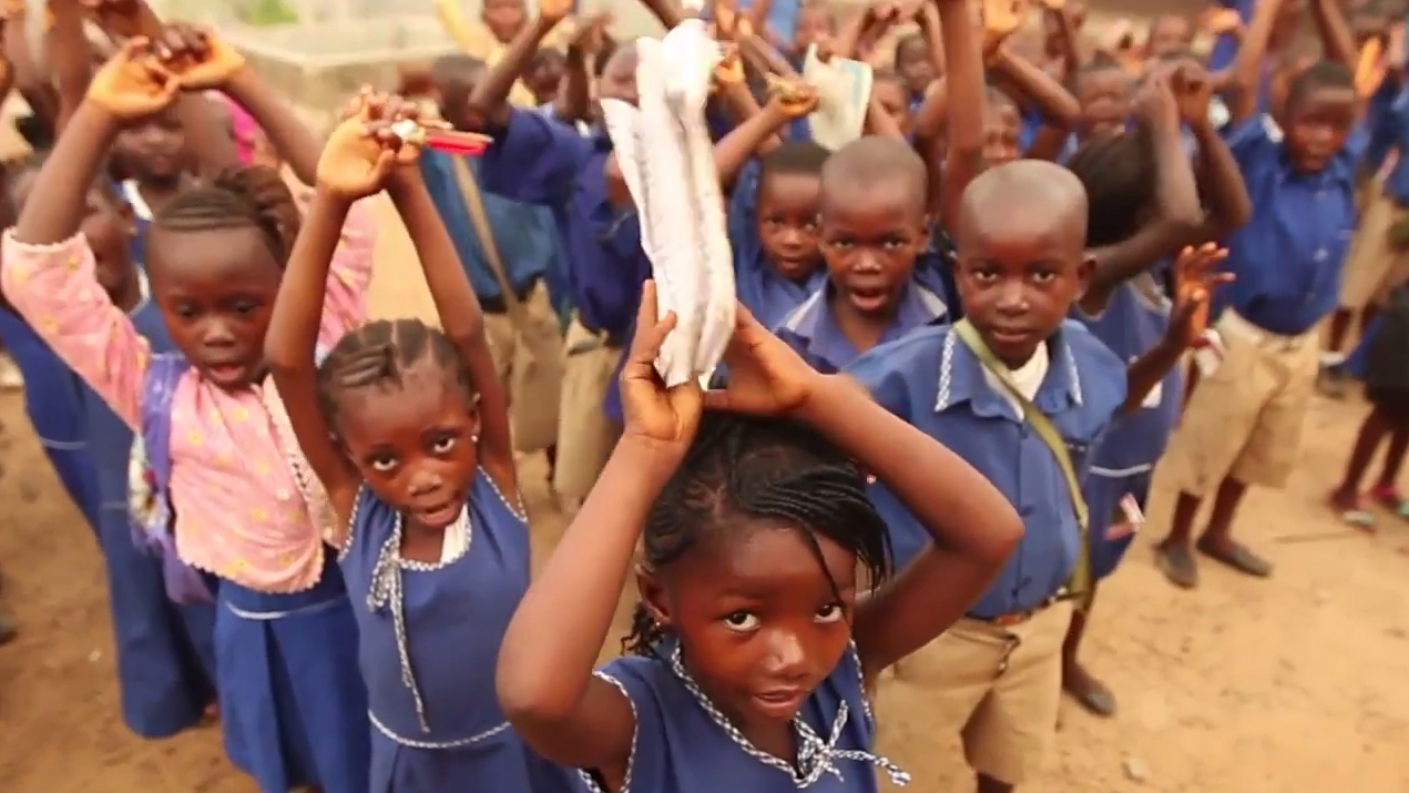 Resurgir de las cenizas: Ayudar a educar a las niñas en Sierra Leona