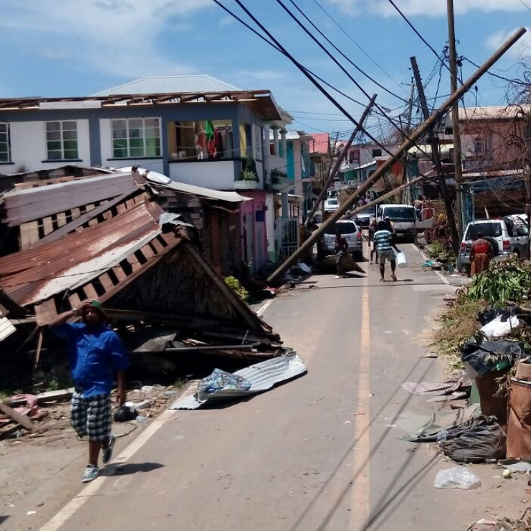 Calle en Dominica luego del paso de un huracán