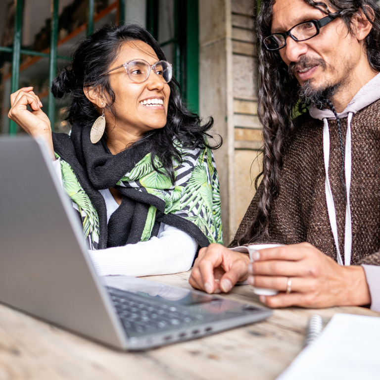 Trabajadores latinoamericanos usando una laptop 