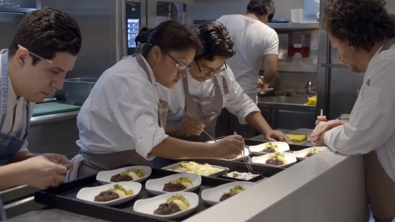 “Cocinando” su camino a la prosperidad: El poder de las cebollas, los ajíes y los grandes sueños