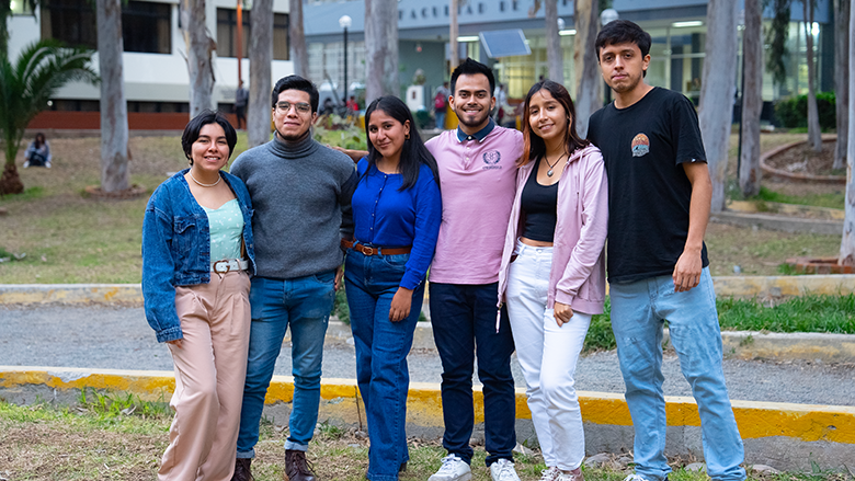 Migrantes venezolanos en Perú posando para la cámara