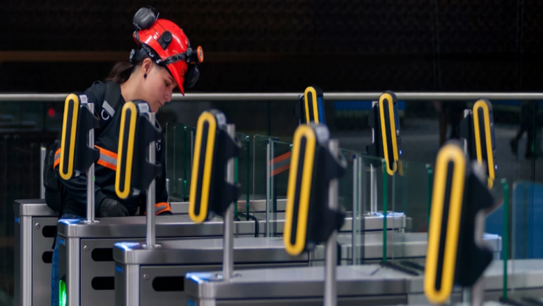 Woman worker in the technical maintenance area of the Quito Subwa